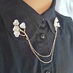 ✽ Two gold branches with pearl flowers connected with a double gold chain.  ✽ Flower branches size: 3.7 x 2.7 cm (1.4 x 1 inches) ✽ Chain length: 10.5 cm (4.2 inches) if you  want another length just let me know ✽ Metal butterfly clasp - so they stay in their place all the time Check my other collar pins: https://www.etsy.com/uk/shop/Vesperto?section_id=22542187 Spring Gold Brooch Jewelry, Spring Gold Jewelry Brooch, Spring Season Gold Brooch Jewelry, Gold Brooch Jewelry For Spring, Elegant Gold Brooches For Spring, Elegant Spring Brooch Jewelry, Elegant Spring Brooch, Shirt Clips, Gold Branches