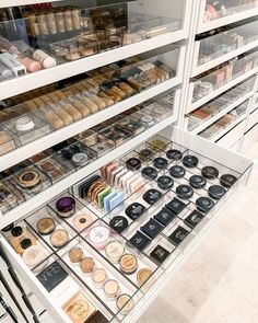 Makeup drawer inspo | RíOrganize Makeup Studio Decor, Koleksi Makeup, Rangement Makeup, Makeup Beauty Room, Organization Makeup, Makeup Station, Makeup Drawer Organization, Makeup Drawer