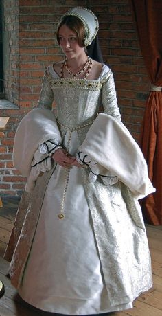 1500s Fashion, Catherine Howard, White Gown