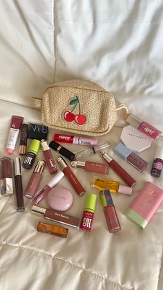 Lips Essentials, Mode Ulzzang, Makeup Bag Essentials, Fancy Makeup, Makeup Needs, Pretty Skin Care, Makeup Obsession, Makeup Items, روتين العناية بالبشرة