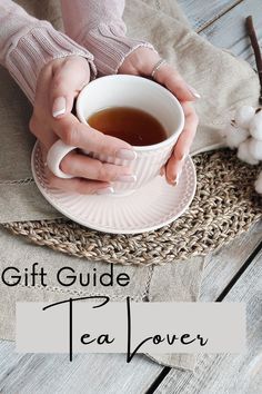 Creative and unique gift ideas for tea lovers! Check out this awesome gift guide for tea drinkers! Warm, cozy and comforting tea themed gifts! Loose Weight Without Exercise, Bedtime Tea, Natural Immune Boosters, Fat Burning Tea, Tea Riffic, Health Gifts, Cheese Pairings, Herbal Tea Blends, Holy Basil