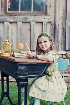 the MomTog diaries: Ella Goes to Kindergarten: A Vintage Back to School Styled Photo Shoot {greensboro nc childrens photographer} Homeschool Design, 1st Day Of School Pictures, Vintage Back To School, Preschool Photography, Kindergarten Photos, Kindergarten Pictures, Fashion Props