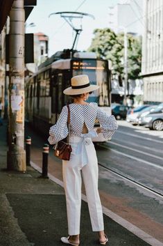 High waist white pants & polka dot puffy sleeves blouse: the easy go-to summer outfit formula #fashion #inspiration #summer White Wide Leg Pants Outfit, Puffy Sleeves Blouse, Stile Casual Chic, White Wide Leg Pants, Leg Pants Outfit, Outfit Formulas, Outfit Trends, Puffy Sleeves, Inspired Outfits