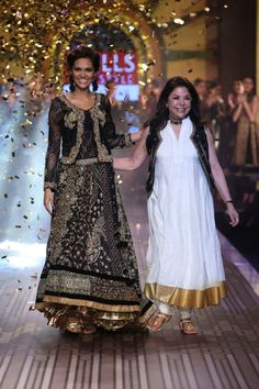 Esha Gupta with Ritu Kumar sashayed down the ramp wearing a black and golden asymmetrical lehenga. Film For Her, Celebrity Fashion Outfits, Neeta Lulla, Pakistani Bridal Wear, Couture Week, Pakistani Bridal, Pakistani Dresses