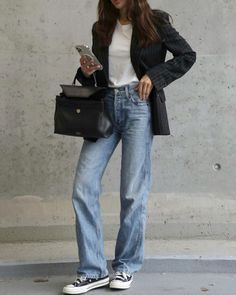 Look Office, Flowy Style, Jeans Outfits, Denim Day, Outfits With Converse, Jean Flare, Minimal Chic, Influencers Fashion, Cardigan Long