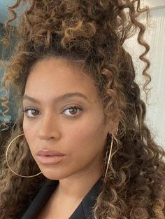 Beyonce Curly Hair, Beyonce Braids, Beyonce Hair, Beyonce Outfits, Curly Hair Types, Sweet Message, Curly Hair Updo, Beyoncé Giselle Knowles-carter, Beyonce Queen