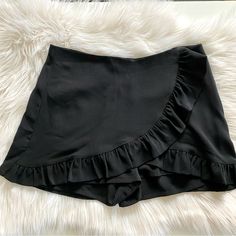 Super Cute Black Skortshorts That Look Like A Skirt!!! Size Tag Missing But I Would Say This Is A Medium. Waist Measurement When Laid Flat: Waist: 14.5” White Lululemon Shorts, Black Ruffled Skirt, Levis Ribcage Jeans, Black Skort, Festival Shorts, Skirt Shorts, White Denim Shorts, Black Hot Pink, High Waisted Jean Shorts