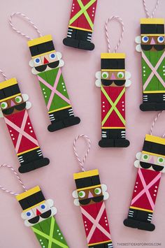 the paper nutcrackers have been made to look like they are holding candy canes