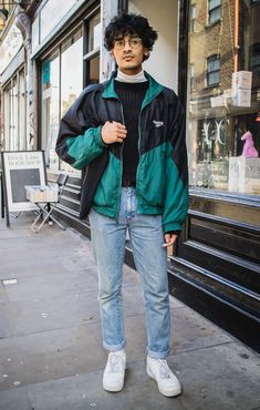 90s Windbreaker Outfit, 80s Windbreaker Outfit, 90s Outfits Men, Vintage Jacket Outfit, Men's Street Style Photography, Windbreaker Outfit, 80s Windbreaker, Boho Lifestyle