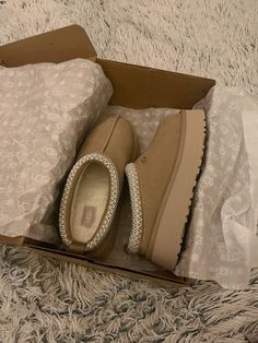 UGG Tazz slippers in Sand colour #ad Tazz Slipper Ugg, Ugg Slides Aesthetic, Tazz Uggs Outfit, Ugg Tazz Sand, Ugg Tazz Slippers Outfit, Uggs Tazz, Uggs Slippers Outfit, Aesthetic Slippers, Ugg Beige