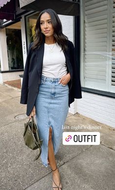 Jean Skirt Outfits Ideas, Nyc Summer Outfits 2023, Denim Midi Skirt Outfit Summer, Jeans Rock Outfit, Midi Jeans Skirt Outfit, Denim Skirt And Sneakers Outfit, Midi Jean Skirt Outfits, Midi Denim Skirt Outfit, Denim Pencil Skirt Outfit