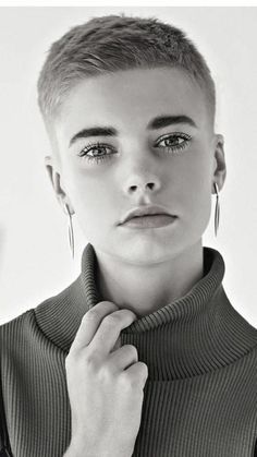 Buzzcut Feminine, Androgynous Hair, Cool Short Hairstyles, Fashion Feminine, Curly Girl Hairstyles