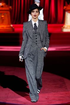 Gala Suit Women, Woman's Suit, Model Walks, Womenswear Fashion, Androgynous Fashion, Dior Couture, Manish