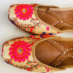 Timeless beauty is 'BANJARA BALLET' to be clubbed with any outfit to get the stunning glaze.This subtle off white and multicolored embroidery jutti is a contemporary classic pair of juttis which is a perfect accompaniment to just about anything.*Ethnic Shoes/Women Flats/Handmade Indian Designer Women Shoes or Slippers/Royal shoes/traditional style WomenSPECIFICATIONS:•Upper/Panna -Off White/Cream fabric base with embroidery•Back/Adda - Off White/Cream fabric base with embroidery•Lining - Leather Traditional Meenakari Slip-on Flats, Traditional Closed Toe Ballet Flats For Festive Occasions, Navratri Festival Flats With Gota Work, Navratri Flats With Gota Work For Festival, Festive Flats With Dori Work For Navratri, Traditional Flats With Zari Work, Festive Navratri Flats With Zari Work, Bollywood Flats With Zari Work For Festival, Bollywood Style Zari Work Flats For Festival