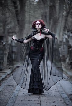 Vampiress Costume Victorian, Vampire Cosplay Aesthetic, Elegant Vampire Costume, Vampire Theme Outfit, Victorian Vampire Costume Women, Victorian Gothic Fashion Women, Black Halloween Costumes Women, Which Make Up For Halloween, Vampire Fashion Women