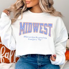 Get ready to be OBSESSED with your new college font Midwest sweatshirt. The perfect cozy sweatshirt for fall with a funny quote below for true midwestener's who know POP is the way! Crafted from the softest fabric, this Gildan 18000 crewneck ensures the utmost comfort throughout the day. * Q U I C K F A C T S * ✺ 50% Cotton, 50% Polyester ✺ Wash and dry on delicate, inside out (on cool for best results) * S I Z I N G * ✺ Models are wearing size Large ✺ Sizing is unisex so runs like men's, though Fall College Sweatshirt With Text Print, College Fall Sweatshirt With Text Print, Fall Campus T-shirt In College Style, Collegiate Text Print Sweatshirt For Fall, Fall Campus T-shirt With Text Print, Oversized School Spirit Sweatshirt For Campus, Fall Collegiate T-shirt With Text Print, College Style Text Print T-shirt For Fall, Collegiate Fall T-shirt With Lettering