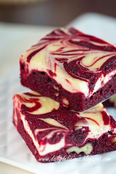 Brownies Decorados, Red Velvet Cheesecake Brownies, Cheesecake Cake Recipes, Velvet Brownies, Cheesecake Brownies Recipe, Red Desserts, Red Velvet Brownies, Resep Brownies, Red Velvet Cake Recipe