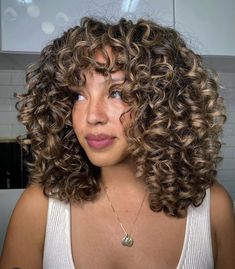 Highlights Brown Hair Short Curly, Sunkissed Highlights Curly Hair, Dimensional Curly Hair, Spring Curly Hair Color, Blonde Highlights Short Curly Hair, Sunkissed Hair Brunette Curly, Sunkissed Curly Hair, Highlights Short Curly Hair, Short Curly Hair Blonde Highlights