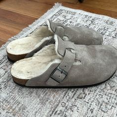 Gray Birkenstock Bostons! Used But In Excellent Condition. Size 41 Which Is A Us 10, But If You Wear Them With Socks I Recommend Sizing Up!! I’m A Tts 8 Wide But Purchased This To Comfortably Wear With Socks. Winter Birkenstock Outfit, Shearling Clogs, Boston Shearling, Birkenstock Boston Shearling, Shoes Birkenstock, Birkenstock Boston, Birkenstock Shoes, Mule Clogs, Mules Shoes