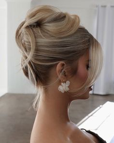 These 20 Cute Summer Hairstyles Will Be Everywhere This Season Out Of Face Wedding Hairstyles, Classy Bridal Hair Updo, Blonde Hair Updo Wedding, Elegant Wedding Hairstyles Updo, Wedding Hairstyles For Long Face, Updo Bridal Hair With Veil, Bride Upstyles, Blond Updo Hairstyles, Hairstyles For Occasions