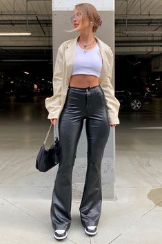 Leather Flare Pants Outfits, Leather Pants Outfit Casual, Black Leather Pants Outfit, How To Style Leather Pants, Faux Leather Pants Outfit, Pant Flare, Leather Flare Pants