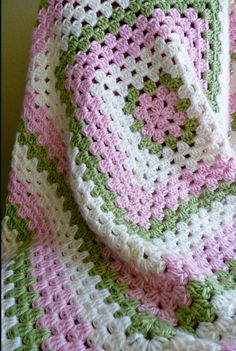 [Free Pattern] Easy Granny Square Crochet Baby Blanket Basic Granny Square, Crocheted Blanket, Crochet Granny Square Blanket, Baby Afghan Crochet, Crochet Baby Blankets, Granny Square Blanket, Lap Blanket, Crochet Granny Squares