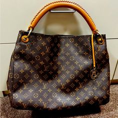 Gently Used Authentic Lv Mm Artsy Monogram. Excellent Condition! Brown Monogram Print Shoulder Bag For Daily Use, Brown Monogram Print Shoulder Bag, Brown Monogram Canvas Shoulder Bag With Monogram Print, Brown Monogram Canvas Shoulder Bag, Brown Monogram Shoulder Bag For Shopping, Brown Monogram Shoulder Bag, Louis Vuitton Artsy Mm, Mm Monogram, Louis Vuitton Artsy