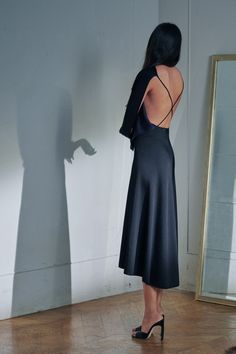 Victoria Beckham Resort 2021 collection, runway looks, beauty, models, and reviews. Victoria Beckham Dress, Long Puff Sleeves, Knit Midi, Knit Midi Dress, Primavera Estate, Kate Middleton