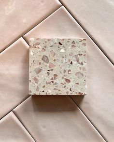 Op zoek naar Terrazzo tegels? Ga voor een terrazzo badkamer met de prachtige terrazzo tegels bij De Koning Tegelhandel. De sfeer die terrazzo met zich meebrengt zorgt voor een prachtige terrazzo vloer. Ideaal voor in een terrazzo keuken om de lekkerste gerechten te maken. Ook is het onderhoud van de terrazzo vloer keuken minimaal. Ga dus voor een nieuwe terrazzo look én zoek de juiste tegels uit. Laat je inspireren! Peach Subway Tile, Matireal Design, Terrazzo Tile Bathroom Floor, Terrazzo Pink, Terrazzo Tile, Washroom Design, Bad Inspiration, Tile Inspiration, Bathroom Inspiration Decor