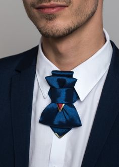 "Blue vertical bowtie, Unisex tie, prettied bowtie, Patented innovative accessories created by Ruty Design Combining traditional tie and bow tie elements, the exclusive accessory Hopper tie has become an original style detail, not only when dressing up for celebrations, but also for highlighting everyday style. This unisex accessory is a modern combination of elements found on traditional ties and bow ties. It is recommended not to tighten the regulation strip too much: Hopper is at its best whe