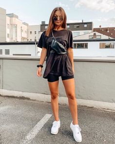 Bike Shorts Outfit Tips #bikeshorts #shorts #shortoutfit #fashionactivation #womanfashion #fashionnews White Sneakers Outfit, Look Retro, Looks Black, Tshirt Outfits, Autumn Outfit, Cute Summer Outfits, Looks Style