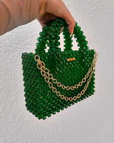 Elegance in dark green Discover our stunning pearl handbag in a deep green shade, decorated with luxurious gold chains. An absolute must-have for every fashionista! Perfect for special occasions or to add a touch of glamour to any outfit, this bag is not just an accessory, it's a statement. Hand Beaded Bag, Sac Diy, Acrylic Clutch, Diy Bags Patterns, Beaded Evening Bags, Handcrafted Bags, Beaded Handbag, Beaded Bags, Green Bead