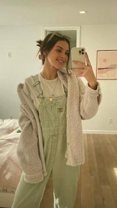 Overall Outfits Winter, Granola Girl Fits, Layering Aesthetic, Clothes Layering, Overall Outfits, Layering Clothes, Aesthetic Winter Outfits, Layering Sweater