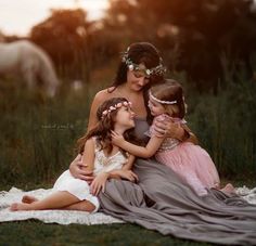 Mother And Two Daughters Photography, Mom And 2 Daughters Photo Ideas, Mother And Daughters Photo Ideas, Mom And Daughters Photo Ideas, Christmas Pictures Family Outfits, Mother Day Photoshoot, Mother Day Photoshoot Mini Sessions, Christmas Pictures Family, Mom Daughter Photography