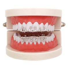 Ces grillons d'argent rond coulent apparaissent si l'argent coulit de vos dents. Ils sont plaqués en argent et peuvent parier que la plupart des mâchoires. Cap Grillz, Grillz Silver, Hop Water, Bottom Grillz, Silver Grillz, Grillz Teeth, Teeth Caps, Crooked Teeth, Top And Bottom Set