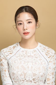 Korean Wedding Hairstyles, Korean Wedding Dress, Korean Makeup Look, Korean Wedding Photography, Wedding Reception Food, Bridal Outfit, Wedding Hairstyles With Veil