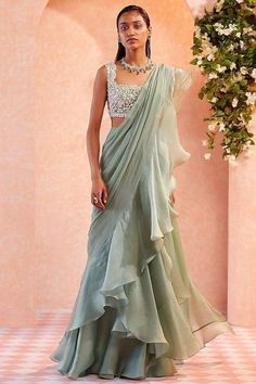 Ruffled Saree, Green Sari, Ridhi Mehra, Ruffle Saree, Saree Designs Party Wear, Drape Saree, Jennifer Winget, Dress Indian Style, Stylish Sarees