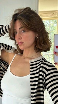 Bob Haircut Fine Hair Round Face, Wavy Hair Above Shoulders, Hair Cut Layers Short, Short To Mid Length Hair With Layers, Shoulder Length Brunette Hair Straight, Short Brown Hair With Curtain Bangs Wavy, Short Red Hair Round Face, Spring Haircuts Medium, Mid Neck Length Hair With Layers