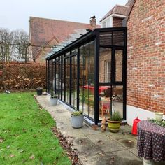 wintertuin pergola veranda orangerie stalen smeedwerk Sunroom Extension, Outdoor Patio Shades, Flat Roof Extension, Glass House Design, Rooftop Design, Roof Extension, Classic House Design, Red Cottage, Minimal House Design