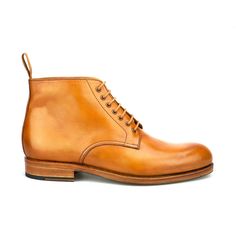 Stylish seven eyelet ankle boot in tanned Vegano Classic Desert Boots With Reinforced Heel, Classic Ankle Desert Boots With Reinforced Heel, Cordovan Shoes, Leather Industry, Exclusive Shoes, Shoe Tree, Your Shoes, Leather Style, Goodyear Welt