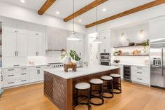 25 Kitchen Trends You Might Regret + Photos Statement Island, Countertop Paint Kit, Cost Of Countertops, Top Kitchen Designs, Timeless Kitchen Design, Porcelain Countertops, Kabinet Dapur, Glass Countertops, Painting Countertops