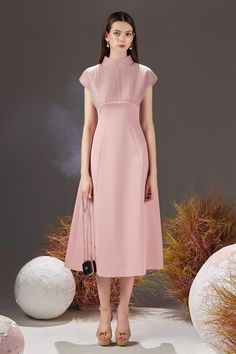 Conservative Dresses, Happy Clothes, Causal Dresses, Mean Blvd, Myanmar Dress Design, Business Casual Outfits For Work, Taffeta Dress, Silk Midi Dress, Everyday Dresses