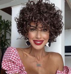 Naturally Short Curly Hair, Short Curly Hair With Fringe, Short Curly Cuts Natural Curls, Short Curly Cuts, Short Permed Hair, Curly Hair Trends, Curly Hair Photos, Colored Curly Hair, Short Curly Haircuts