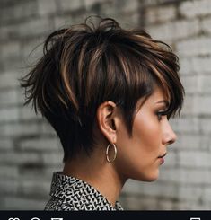 Dark Brown Pixie With Highlights, Short Dark Brown Hair With Caramel Highlights Pixie, Pixie Hairstyles Color Ideas, Highlights On Pixie Haircut, Style Pixie Hair How To, Pixie Highlights Brunette, Short Womens Haircuts Pixie, Brown Pixie With Highlights, Pixie Cut Highlights