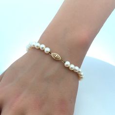 * Designer Jwl 14k Yellow Gold Knotted Round Pearl Beaded Bracelet * Length: 7-1/4" * Width: 1/4" * Weight: 9.2 Tgw * Closure: Hook * Marked: Jwl * 14k * Condition: As Pictured. ( Ah ) * G3998 Classic Yellow Gold Single Strand Pearl Bracelet, Elegant Gold Bracelet With Hypoallergenic Round Beads, Classic Adjustable Yellow Gold Pearl Bracelet, Adjustable Classic Yellow Gold Pearl Bracelet, Elegant Hypoallergenic Gold Bracelet With Round Beads, Classic Pearl Bracelet With Gold Beads As Gift, Classic Pearl Bracelet With Gold Beads For Gift, Classic White Pearl Bracelet With Gold Beads, Classic Yellow Gold Pearl Beaded Bracelets