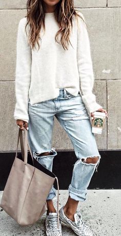 Boyfriend Jeans Outfit, Comfy Casual Outfits, Sneakers Fashion Outfits, Stylish Winter Outfits, Ripped Boyfriend Jeans, Spring Fashion Trends, Summer Fashion Trends