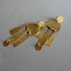 These earrings are made of brass, I cut by hand the foil 0.5mm thick for all the components, the jump rings are closed with welding so as to prevent opening a piece may be lost, I then gave a scratched finish to give a frosted effect on the surface. They are part of a limited series of earrings totally made of brass, where the geometric shapes composing give life to long chandelier earrings, light, full of movement and with a certain aesthetic effect. The style is modern, minimal, clean, the man Long Chandelier, Earrings Chandelier, Jewelry Making Earrings, Earrings Geometric, Handmade Wire Jewelry, Textile Jewelry, Blue Jewelry, Contemporary Jewellery, Brass Jewelry