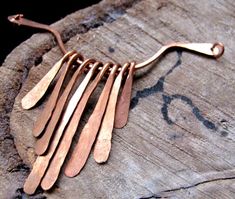 Vintage style copper pendant is made of curved hammered bar, 3 inch (72mm) long, and hammered paddles. Add a chain to this necklace bar connector for getting a rustic piece of jewelry! The bar comes with jump rings on the ends! So it's ready to be used. It can also become the base for fancy jewelry creations! It's shiny and so can gives your creations a shiny look! Use it to make your unique creation! Details: Solid copper bar - 16 gauge - 3 inch 8 dangling hammered paddles One set - ready for u Hammered Necklace, Hammered Jewelry, Copper Jewellery, Bar Pendant Necklace, Necklace Making, Handmade Wire Jewelry, Bar Pendant, Fancy Jewelry, Copper Necklace