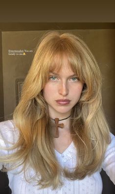 70s Hairstyles For Long Hair, 70s Haircuts, Hairstyles For All Hair Types, 70s Hair, Hairstyle Inspo, Peinados Fáciles Para Cabello Corto, Long Hair With Bangs, Light Hair, Fleetwood Mac