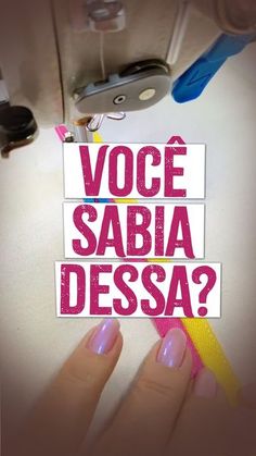 a person holding up a sticker that says voce sabia dessa?